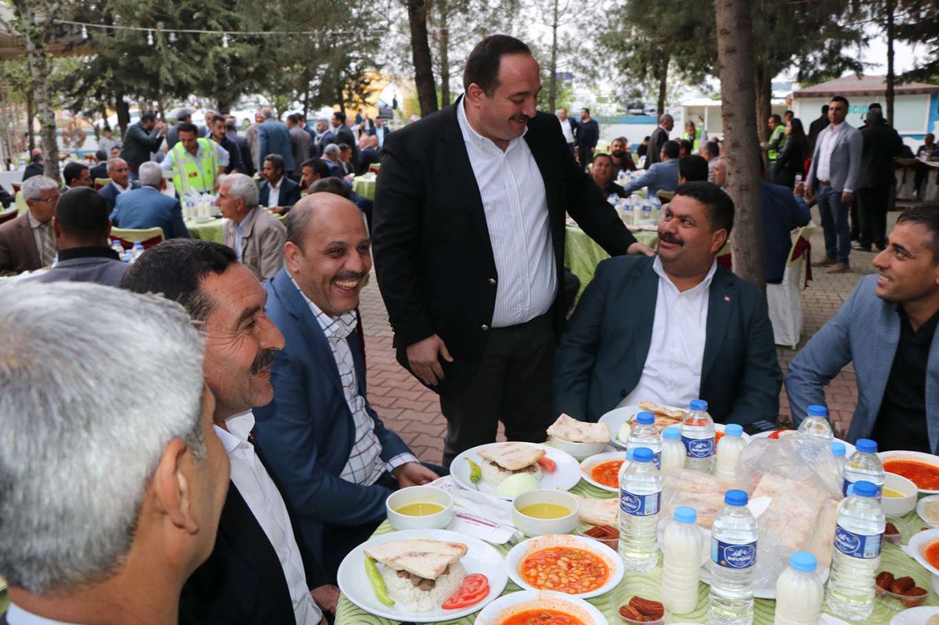 Viranşehir Belediye merkez ve kırsal mahalle muhtarlarının da katıldığı iftar programı düzenledi Viranşehir Belediye merkez ve kırsal mahalle muhtarlarının da katıldığı iftar programı düzenledi